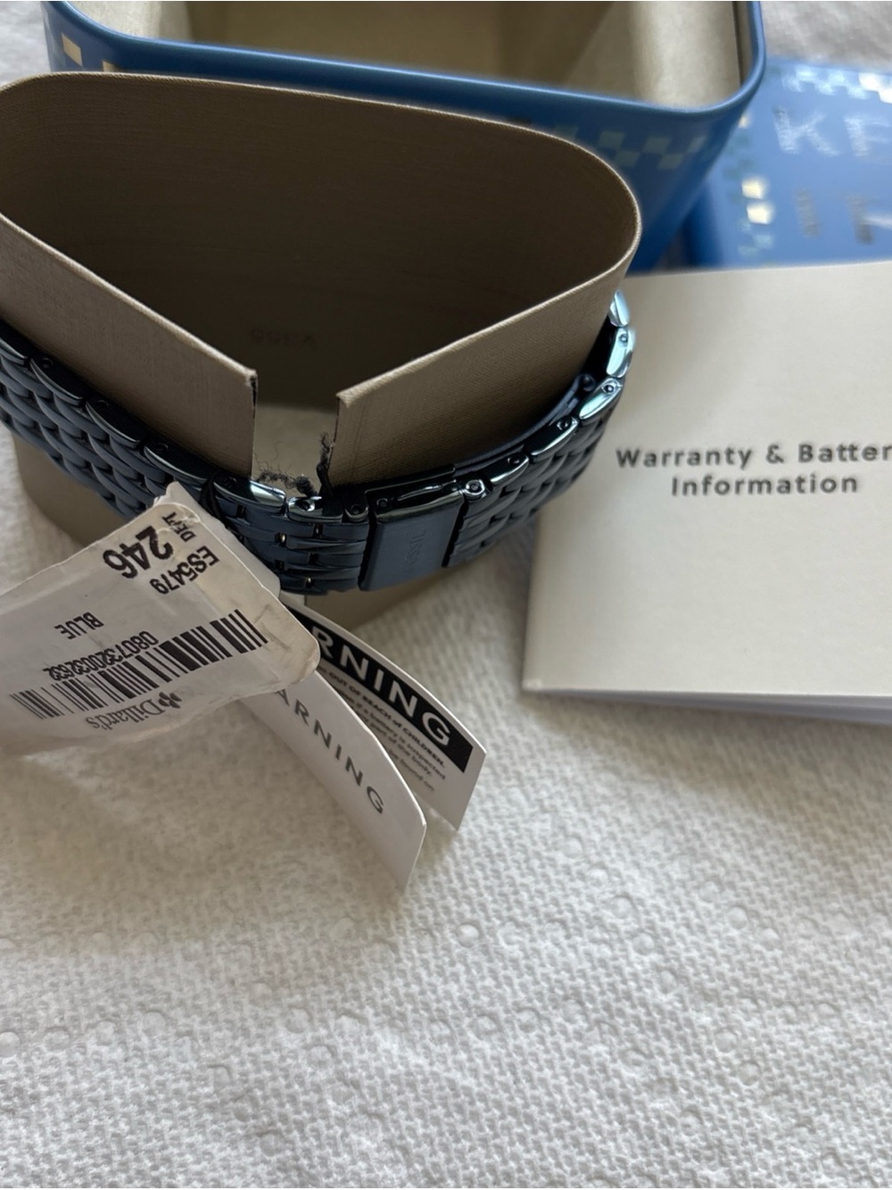 Fossil, this women's watch features:
Stainless steel bracelet and case
Navy dia - Picture 12 of 15